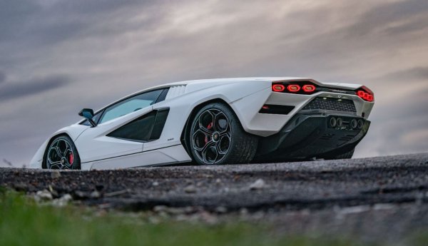 Но през есента на 2021 г. италианският автомобилен производител изненада феновете си с друга модерна реинтерпретация на емблематичен модел: Countach LPI 800-4.
Представен петдесет години след оригиналния прототип LP500, новият Countach е по-отдалечен от своя духовен предшественик по отношение на дизайна, отколкото другите модели в този списък, но влиянието е очевидно.

От ъгловатото предно стъкло до страничните вентилационни отвори и задните светлини, шефът на дизайна на Lamborghini Митя Боркерт се е погрижил най-емблематичните характеристики на оригиналния Countach да бъдат върнати към живот в модерен облик.
